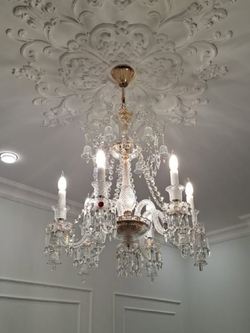 Изысканная классическая хрустальная люстра с многоярусной конструкцией.
