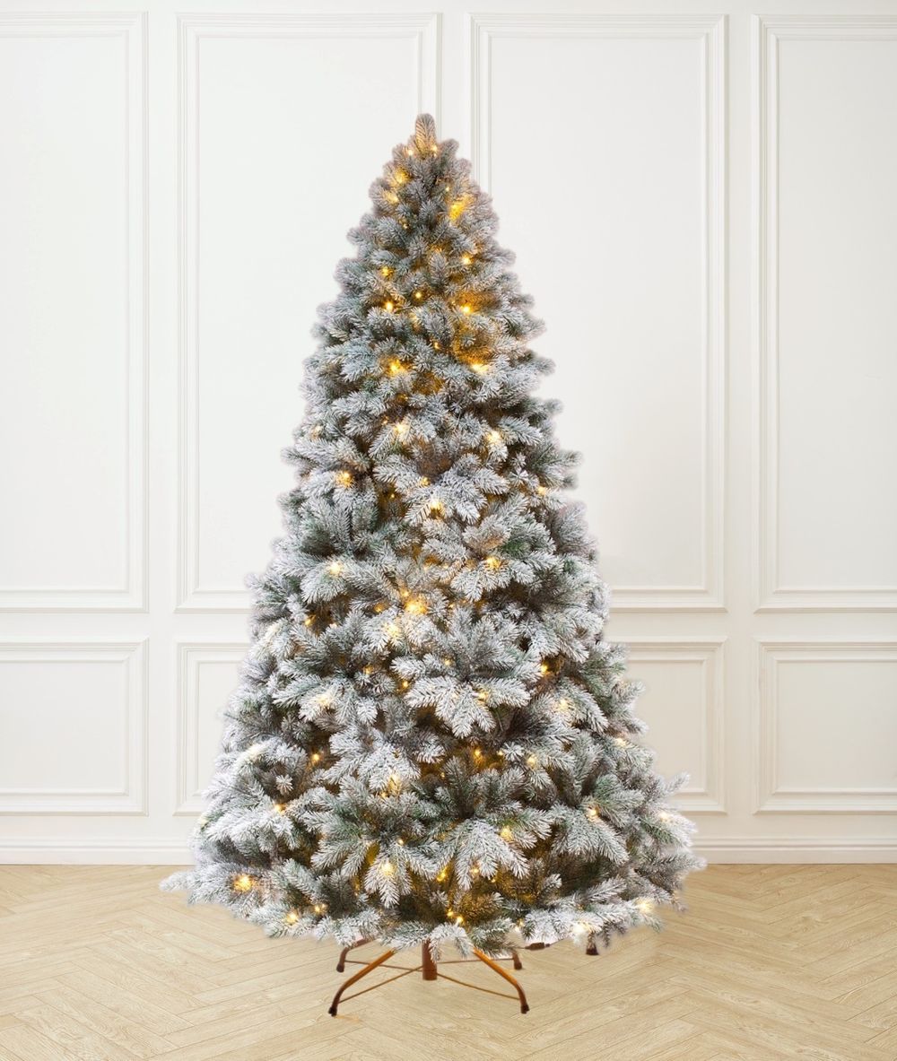 Заснеженная елка с гирляндой встроенной «Летиция»