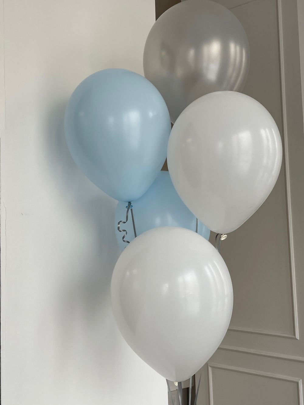 Фонтан из шаров в голубой гамме