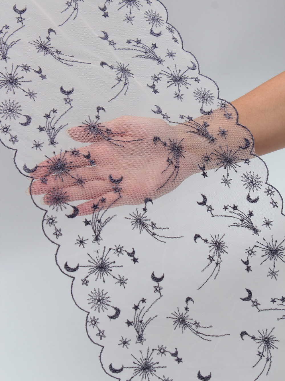 Вышивка на сетке пион с индиго неэластичная ширина 23 см ОТРЕЗ 0,7 м