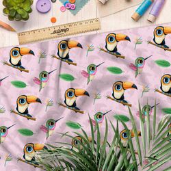 Ткань лён туканы и калибри на розовом фоне