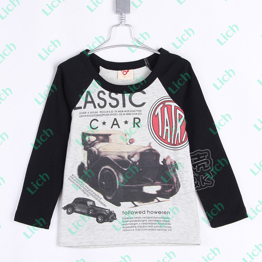 Лонгслив с принтом автомобиля, надписями и контрастными рукавами