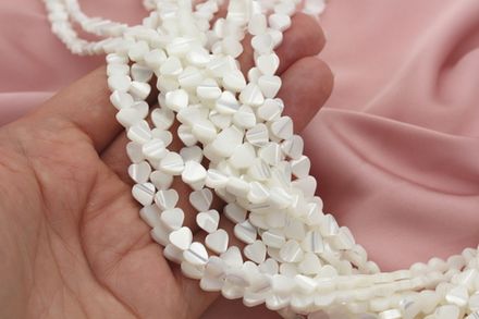 Нить бусин из перламутра. Сердце 6,5мм (нить)