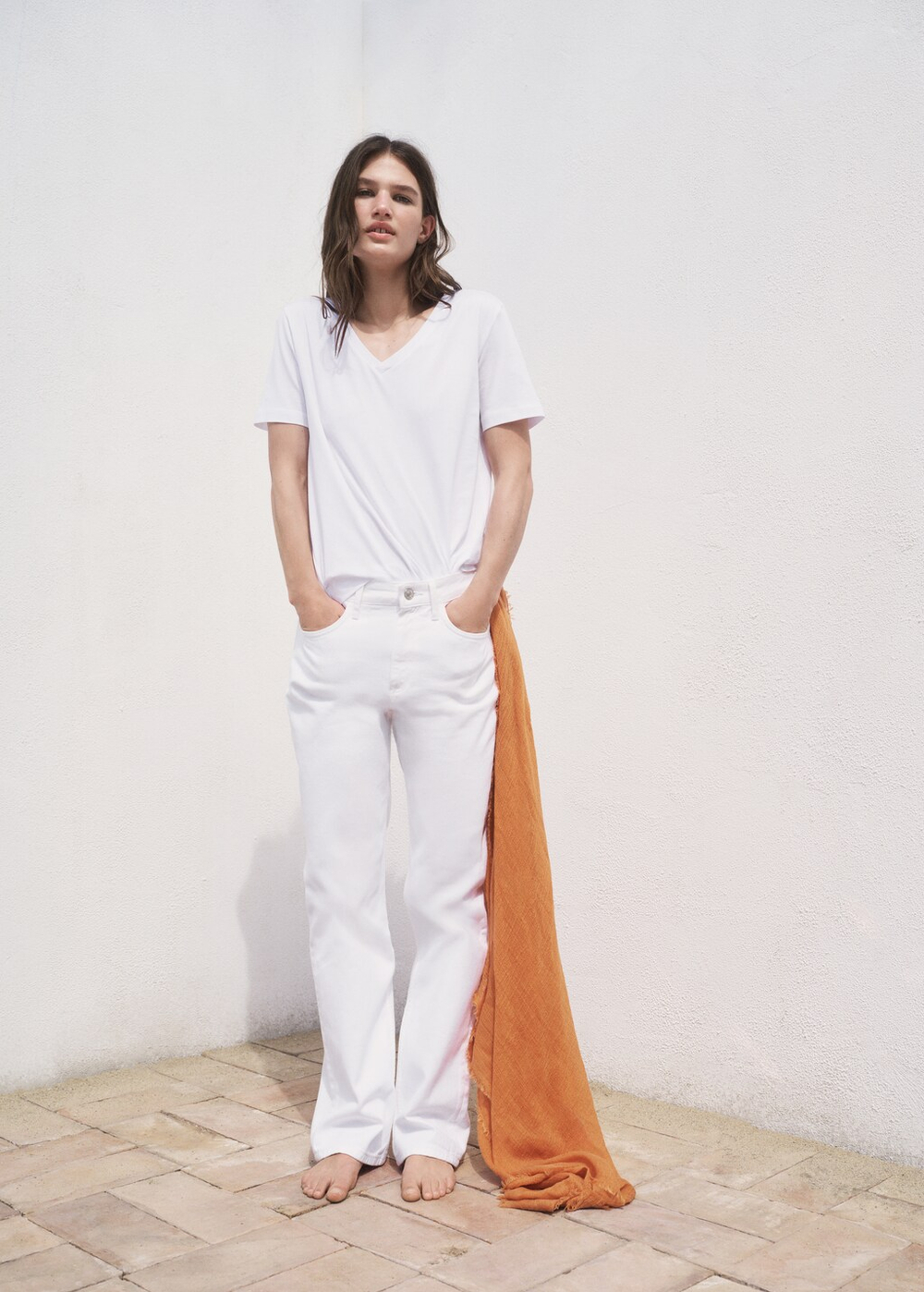 Хлопковая футболка с V-образной горловиной