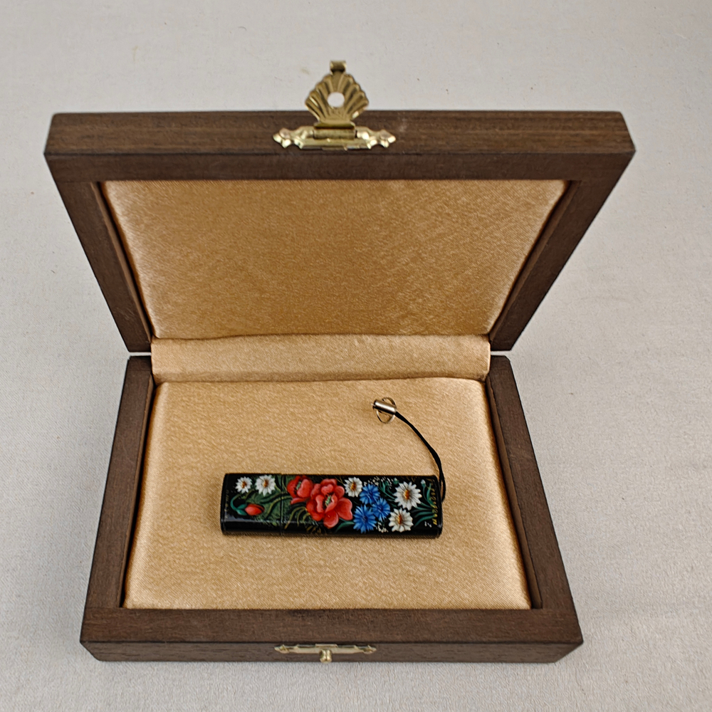Флешка USB в футляре с ручной росписью "Полевые цветы"