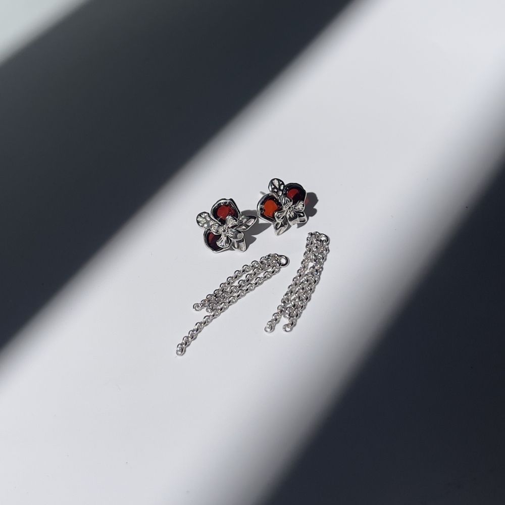 Пусеты Орхидея с цепочками с вишневым янтарем