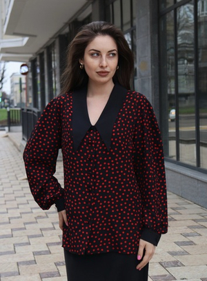 Блуза с черным контрастным воротником