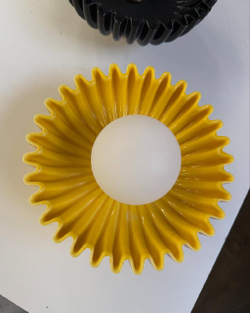 Керамические бра круглой формы в насыщенном тёмно-изумрудном и тёплом жёлтом цветах.