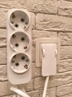 Удлинитель электрический с плоской потайной вилкой невидимкой (за шкаф) 3 розетки 1.5 Метра вилкой (за шкаф) Сетевой фильтр бытовой (удлинитель)