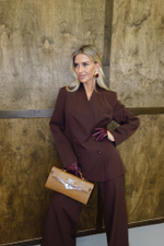 Костюм двубортный с приталенным жакетом