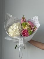 Букет сборный их гортензии, ромашки, пионов и вибурнума