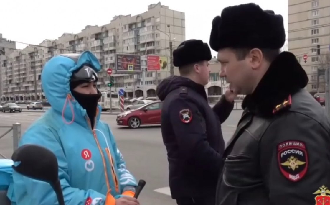 В Петербурге прошли массовые проверки документов у курьеров на электровелосипедах