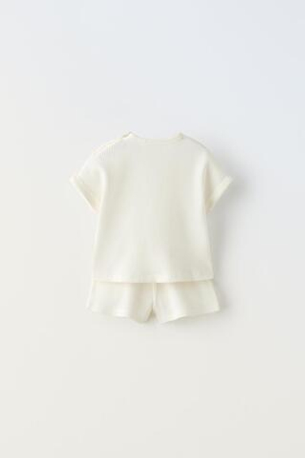 ZARA КОМПЛЕКТ ИЗ ФУТБОЛКИ И ШОРТОВ ИЗ РИФЛЕНОЙ ТКАНИ, ЖЕЛТОВАТО-БЕЛЫЙ