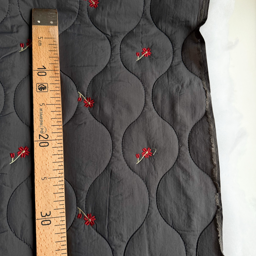 Курточная стежка Красные цветы на графитовом фоне