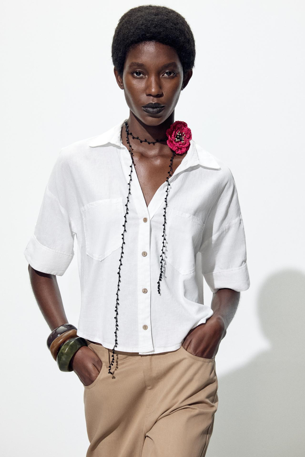 ZARA ОЖЕРЕЛЬЕ С ЦВЕТКОМ ИЗ РАФИИ И СТРАЗАМИ, ЦВЕТ ФУКСИИ