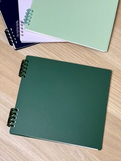 Блокнот квадратный в клетку 60л 195х210 мм т.зеленый (8808-017)