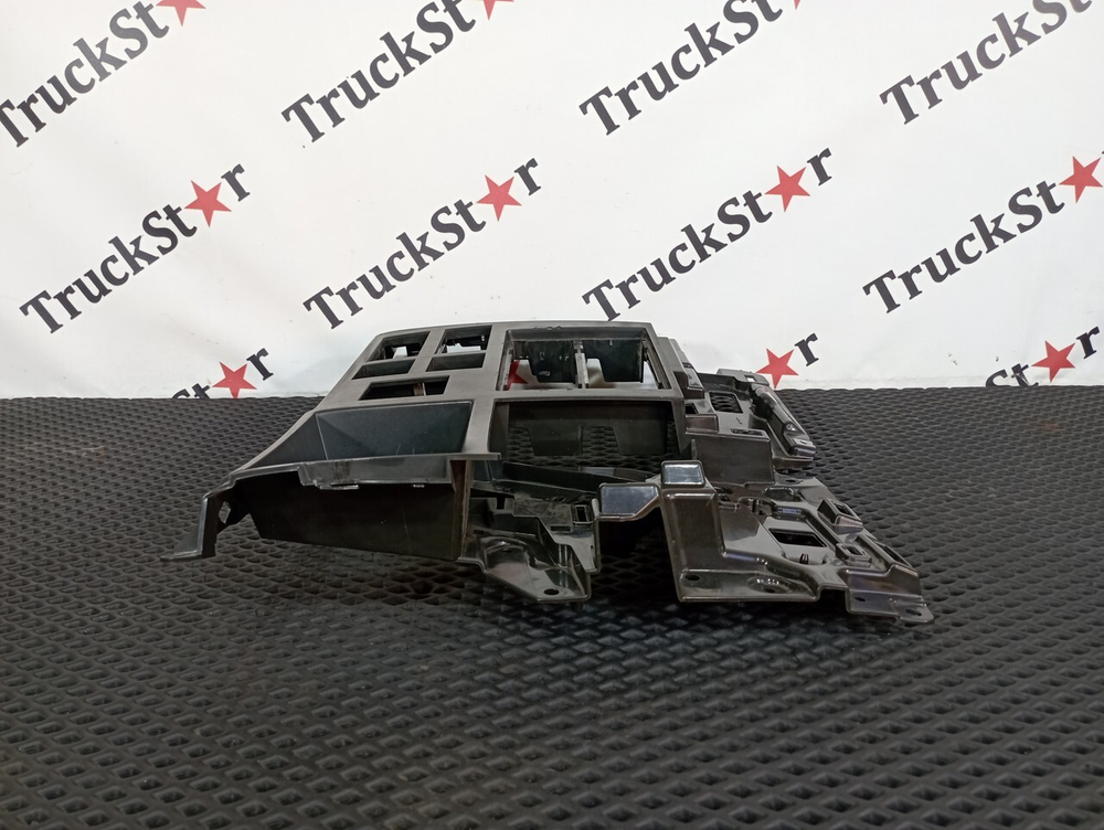 Панель торпедо центральная 2017г.