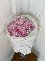 Букет 5шт пионов и гипсофилы