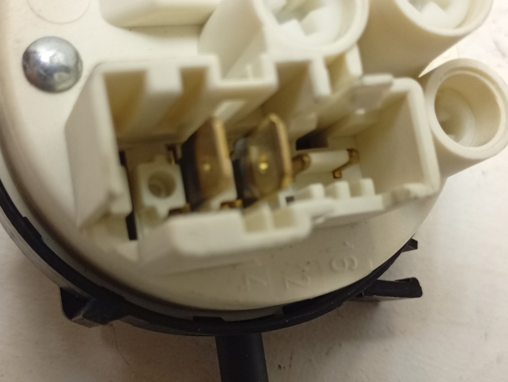 AWS71212 кт20 Датчик уровня воды для стиральной машины Whirlpool Hotpoint-Ariston 461971402451 б/у