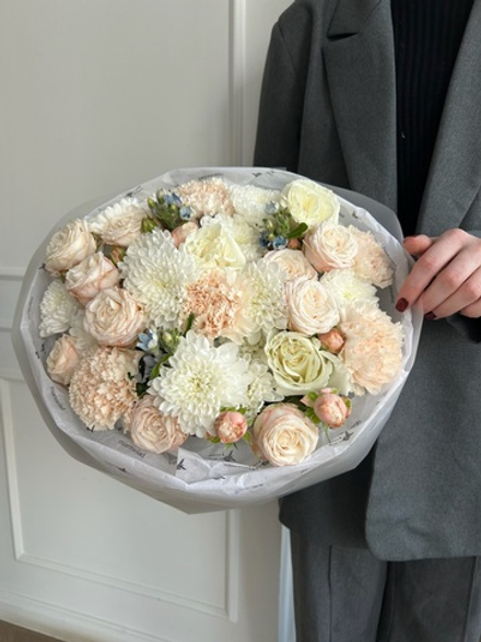 Букет из кустовых пионовидных роз, диантусов и оксипеталума