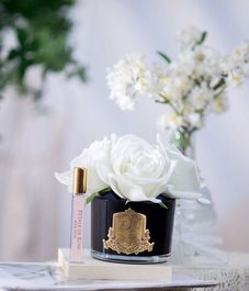 Букет из 5 роз цвета слоновая кость в черной вазе, Cote Noire