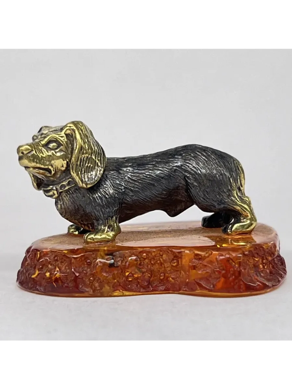 Бронзовая статуэтка на янтаре
