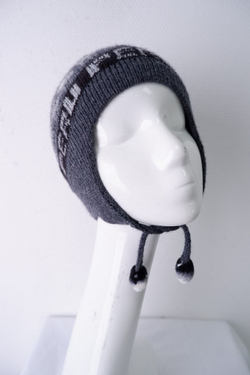 Шапка серого оттенка