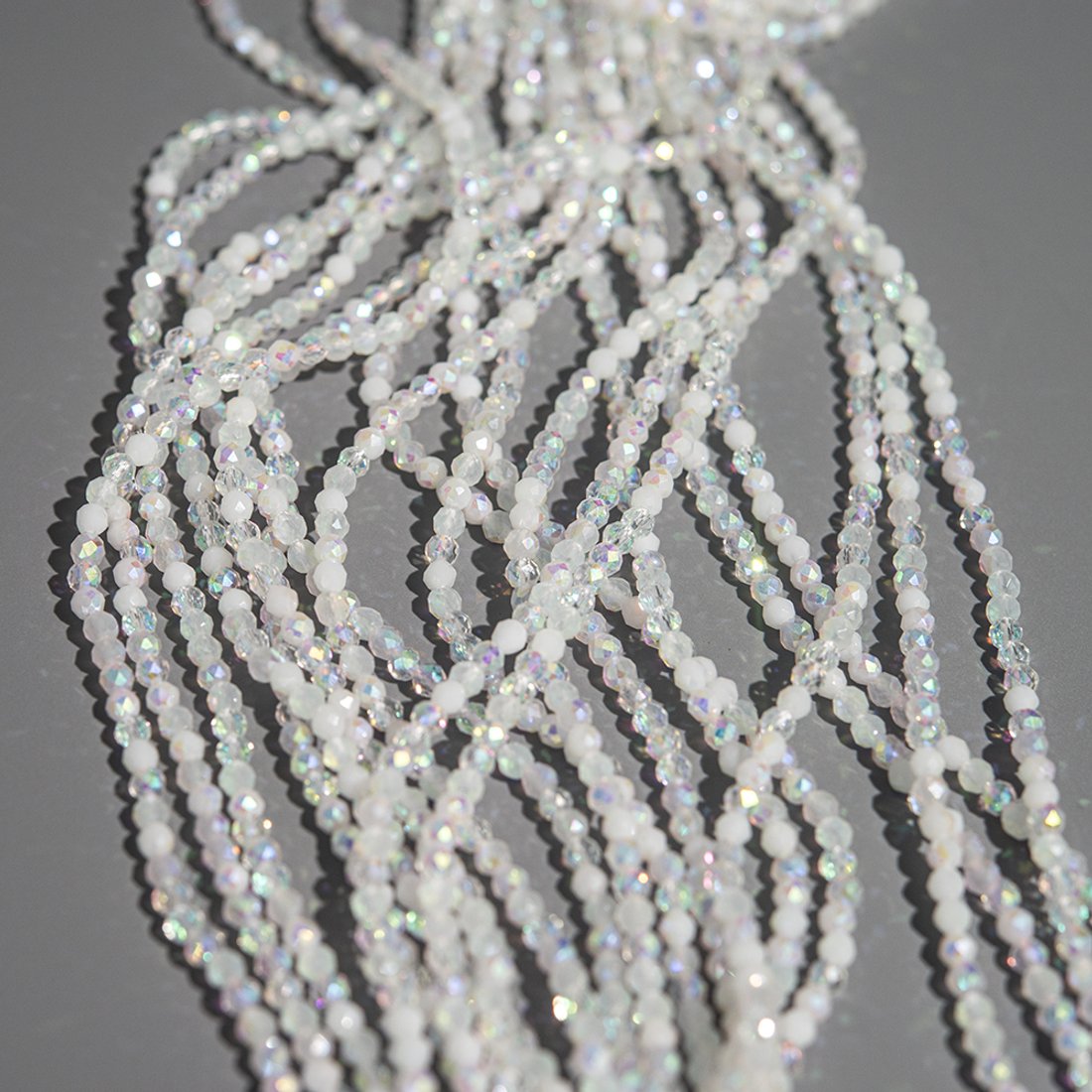 Белая шпинель синтетическая с иризацией и опаловым эффектом, 3мм, шар, микроогранка