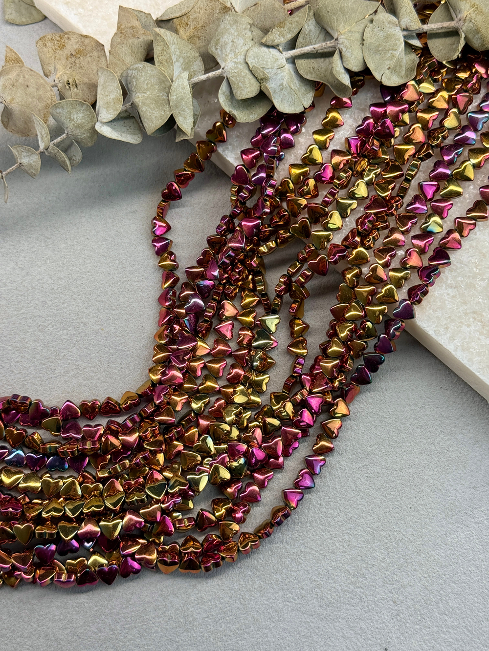 Гематит, сердце 6 мм, нить 40 см, красный хамелеон