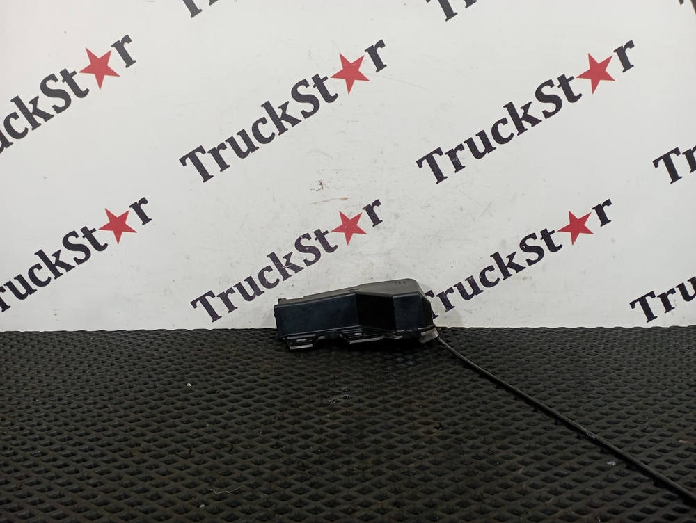 Замок капота