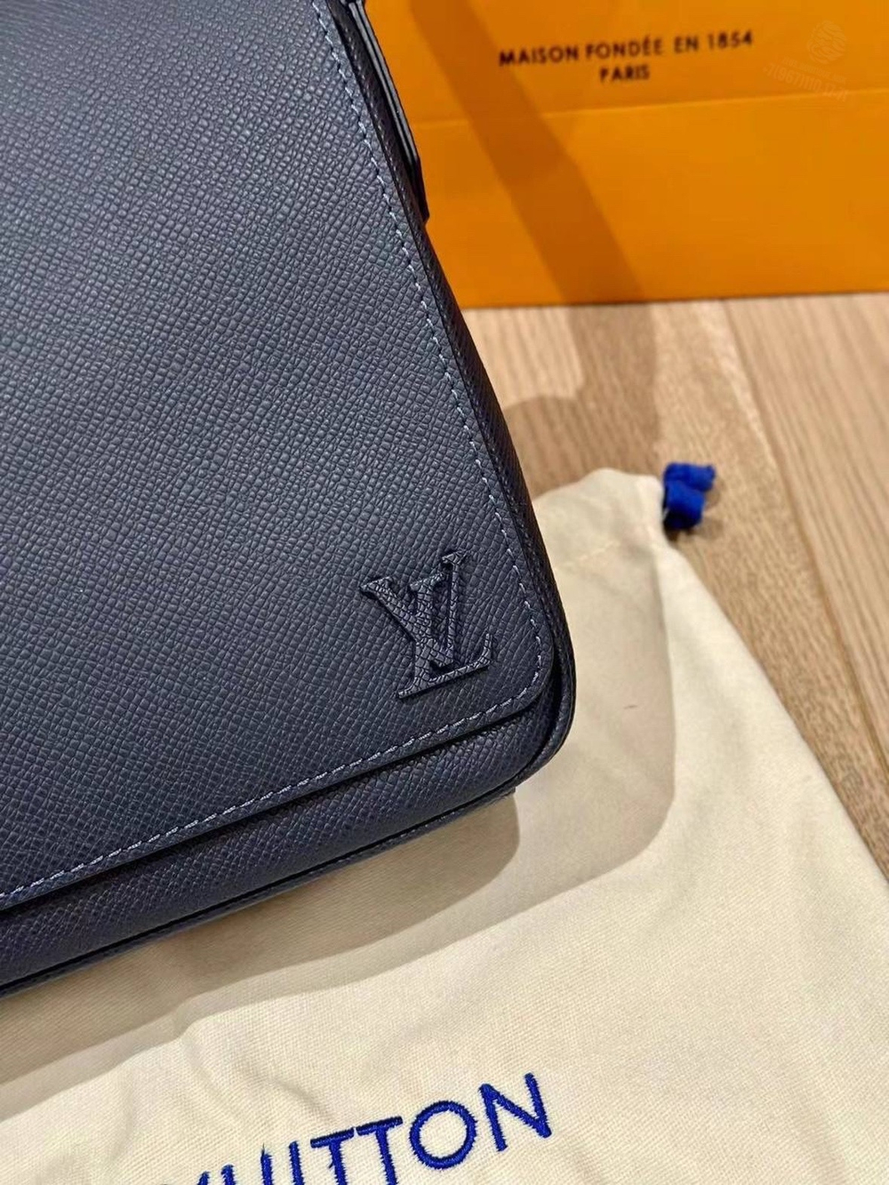 Сумка через плечо/мессенджер Louis Vuitton District PM