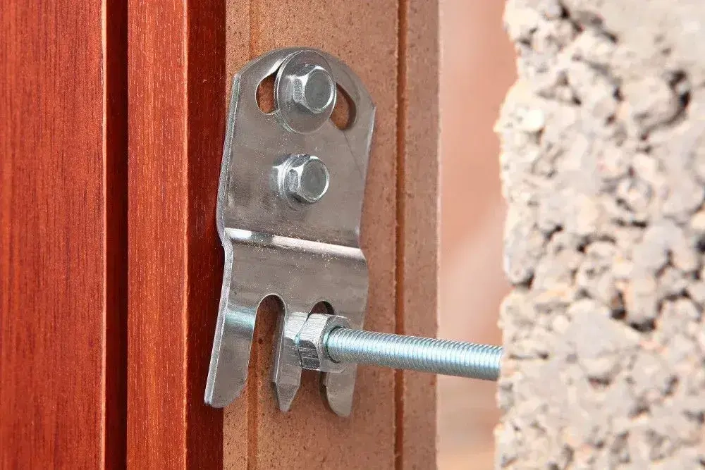 Крепеж для установки дверей