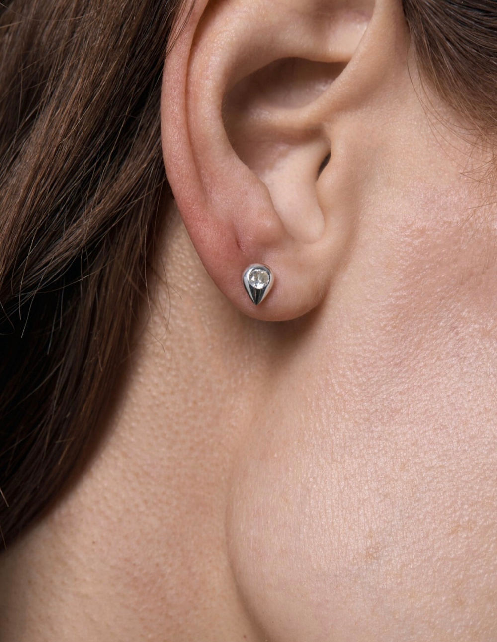 пирсинг точка с белым топазом