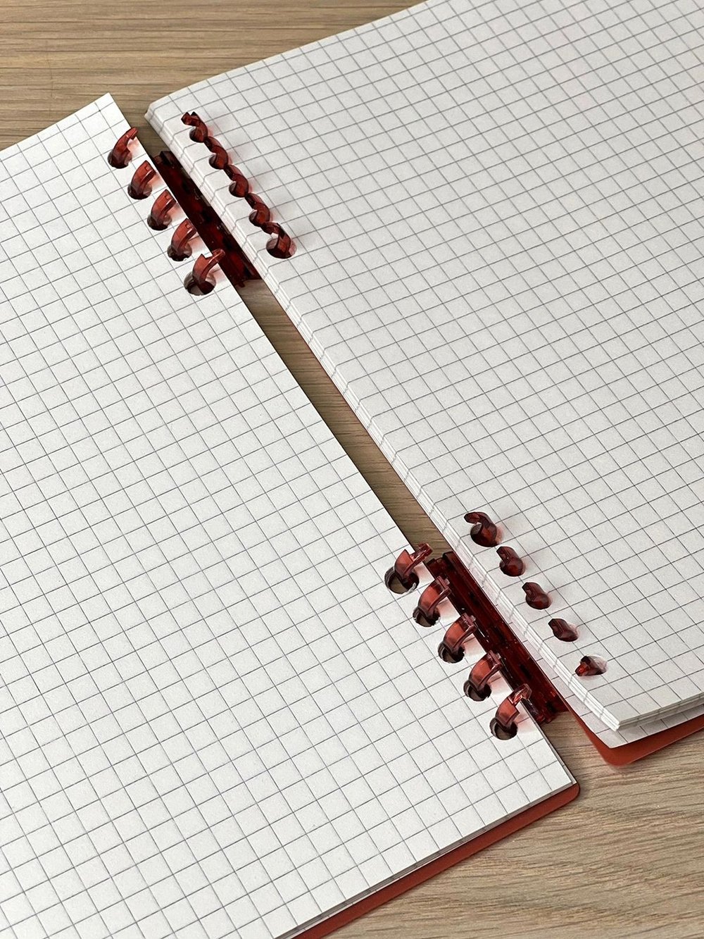 Блокнот квадратный в клетку 60л 195х210 мм красный (8808-014)