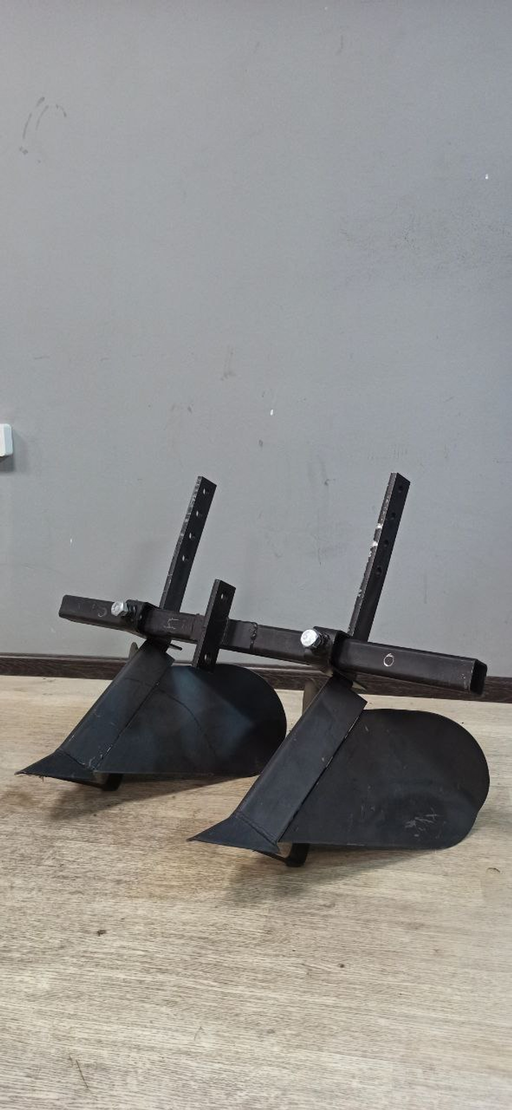 Окучник 2-х рядный большой, на траверсе с регулируемыми однорядными окучниками (01.05.11) без сцепки