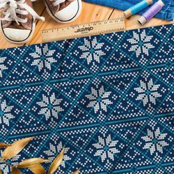 Ткань блэкаут крупный плотный узор на синем свитере