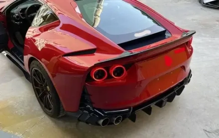 Карбоновая нижняя вставка крышки багажника Carbonado для Ferrari 812 Superfast | GTS 2018+