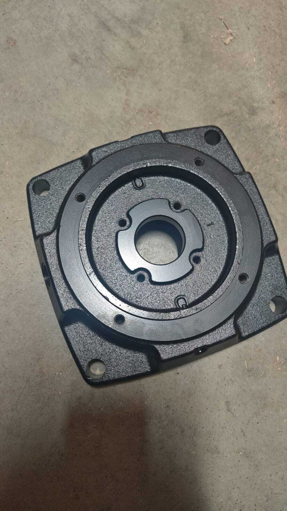 Запасная часть для насоса модели LVR90-3-2 - суппорт чугунный