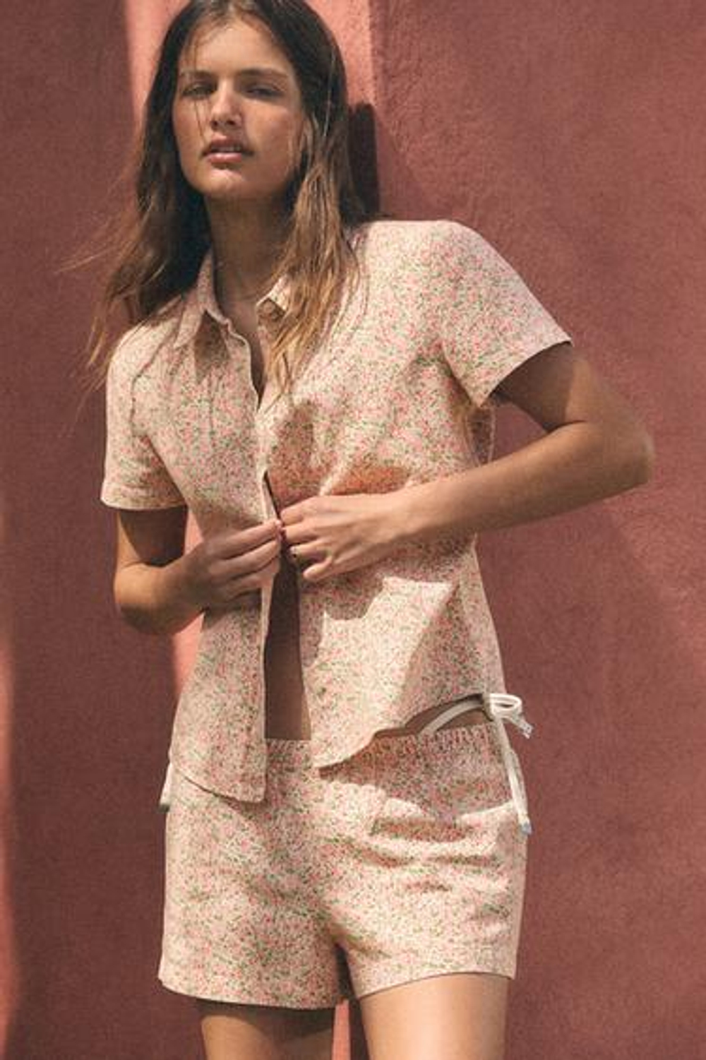 ZARA РУБАШКА С КОРОТКИМИ РУКАВАМИ И ЦВЕТОЧНЫМ ПРИНТОМ, РОЗОВЫЙ