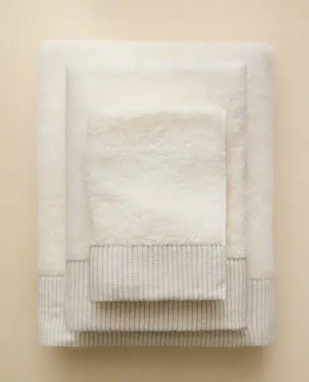 ZARA HOME БАННОЕ ПОЛОТЕНЦЕ С КАЙМОЙ, ЦВЕТ СЛОНОВОЙ КОСТИ
