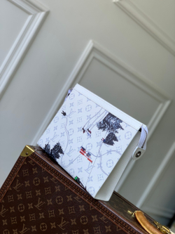 Louis Vuitton Pochette Voyage MM