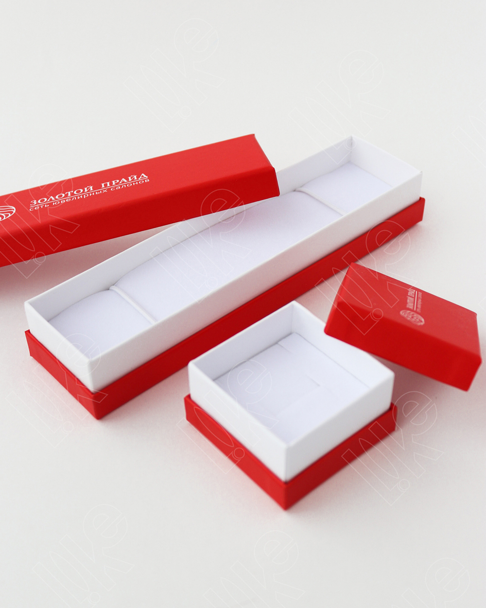 Футляр серии «Степ» с мягким поролоновым ложементом.