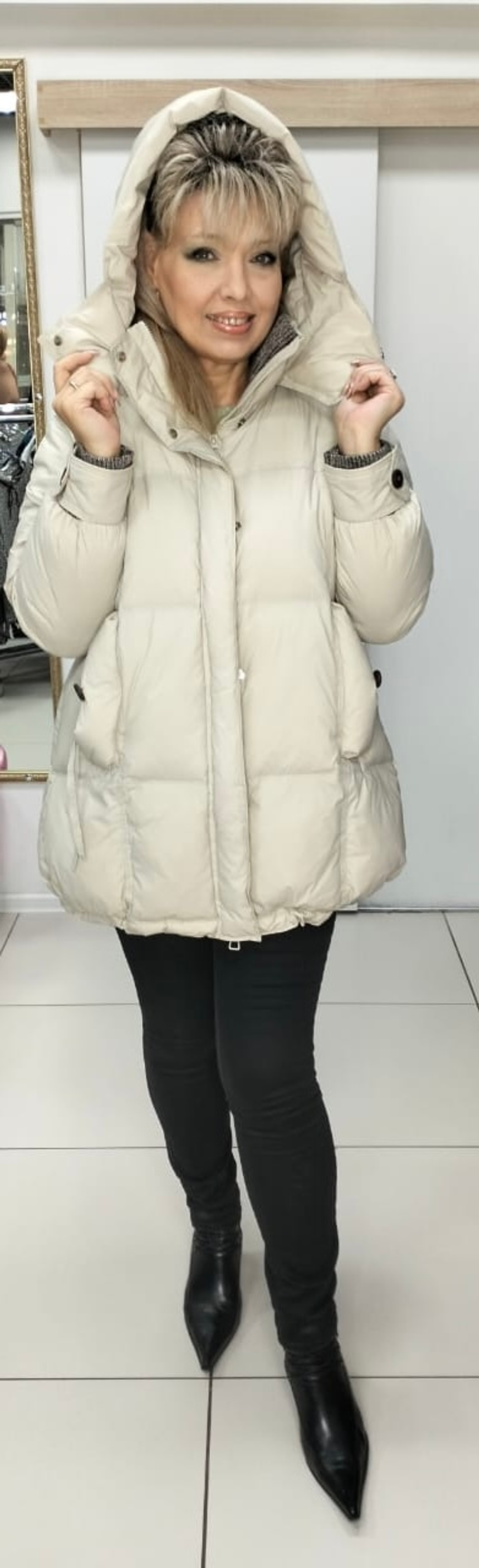 Модная cтеганная куртка-пуховик в молочном цвете