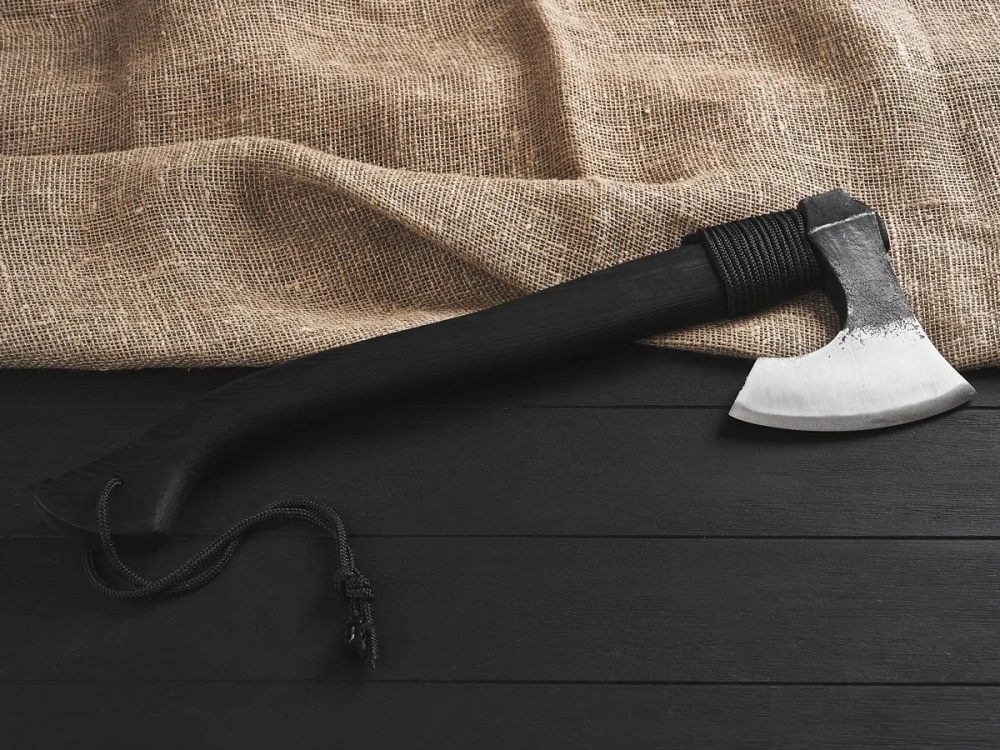 Кованый топор "Брату от брата", гравировка "Волк", рукоять черный мореный ясень