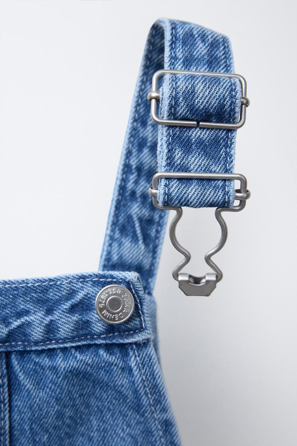 ZARA ДЛИННЫЙ ДЖИНСОВЫЙ КОМБИНЕЗОН С ВЫШИВКОЙ, ВЫЦВЕТШИЙ СИНИЙ