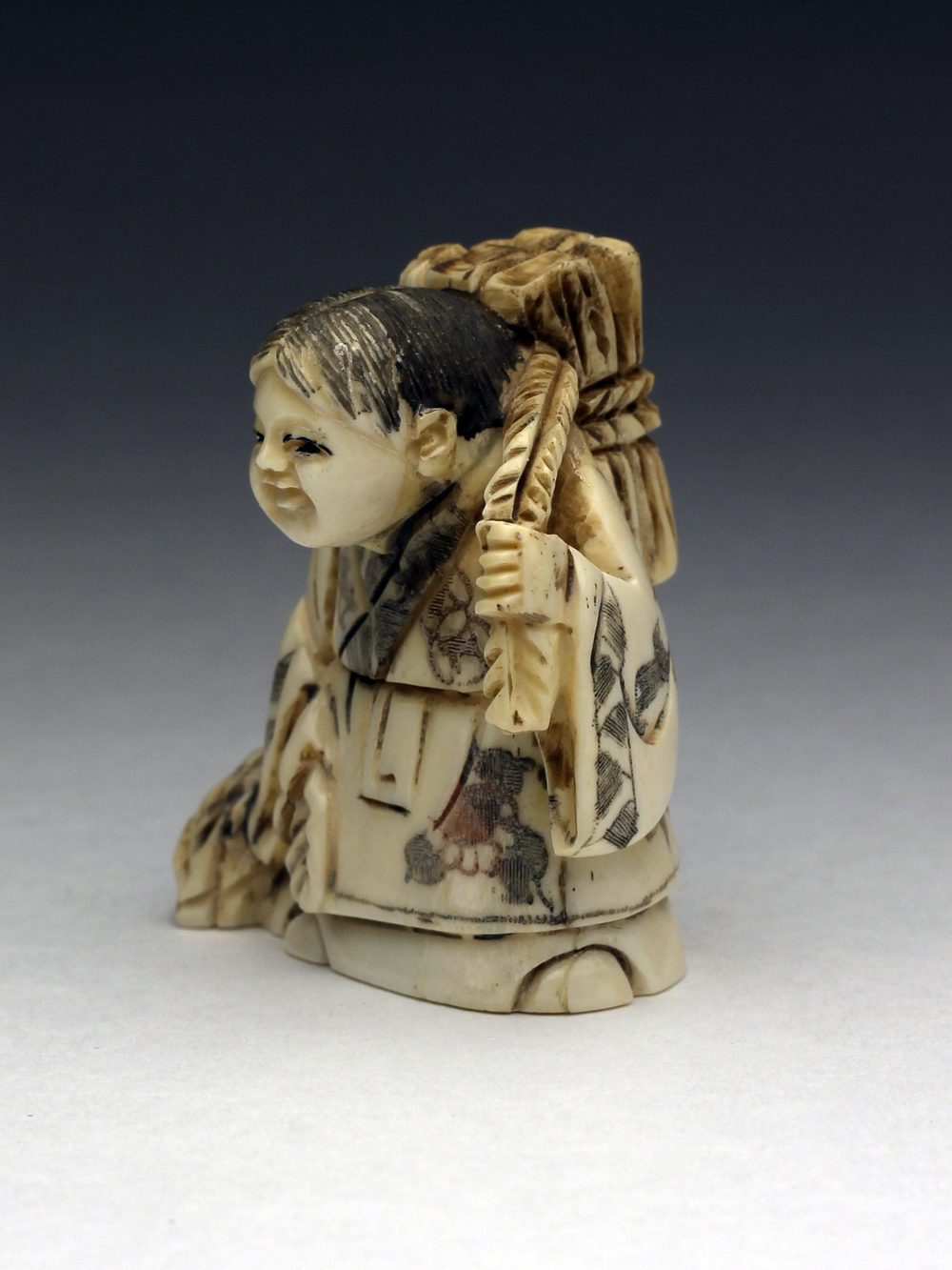 Нэцкэ Ребенок с хворостом