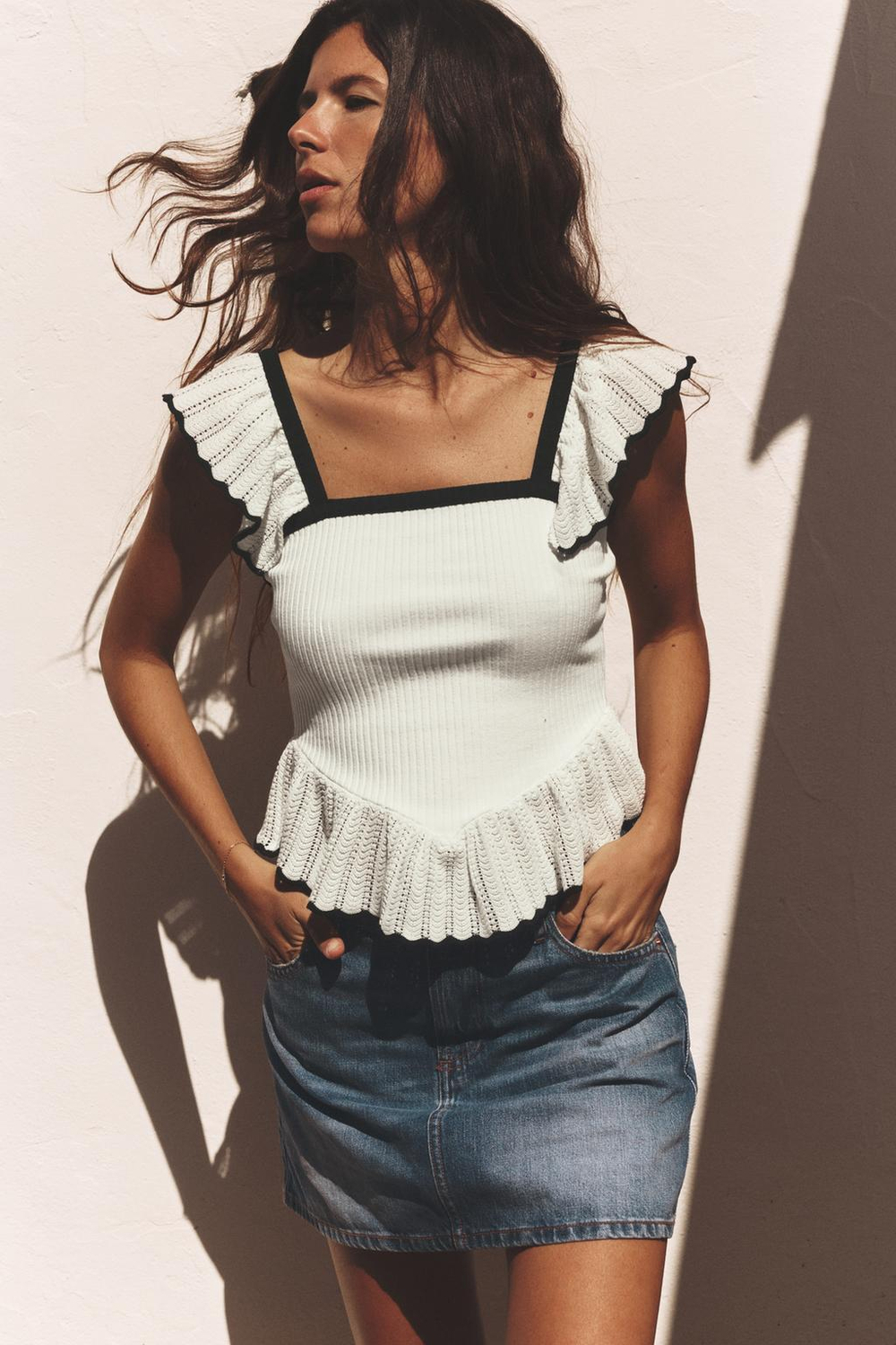 ZARA ТОП С КОНТРАСТНЫМИ ВОЛАНАМИ, БЕЛЫЙ/ЧЕРНЫЙ