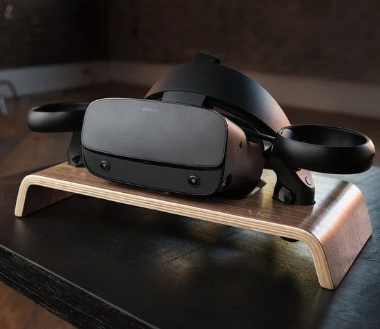 Подставка из дерева под Oculus Quest и Rift S