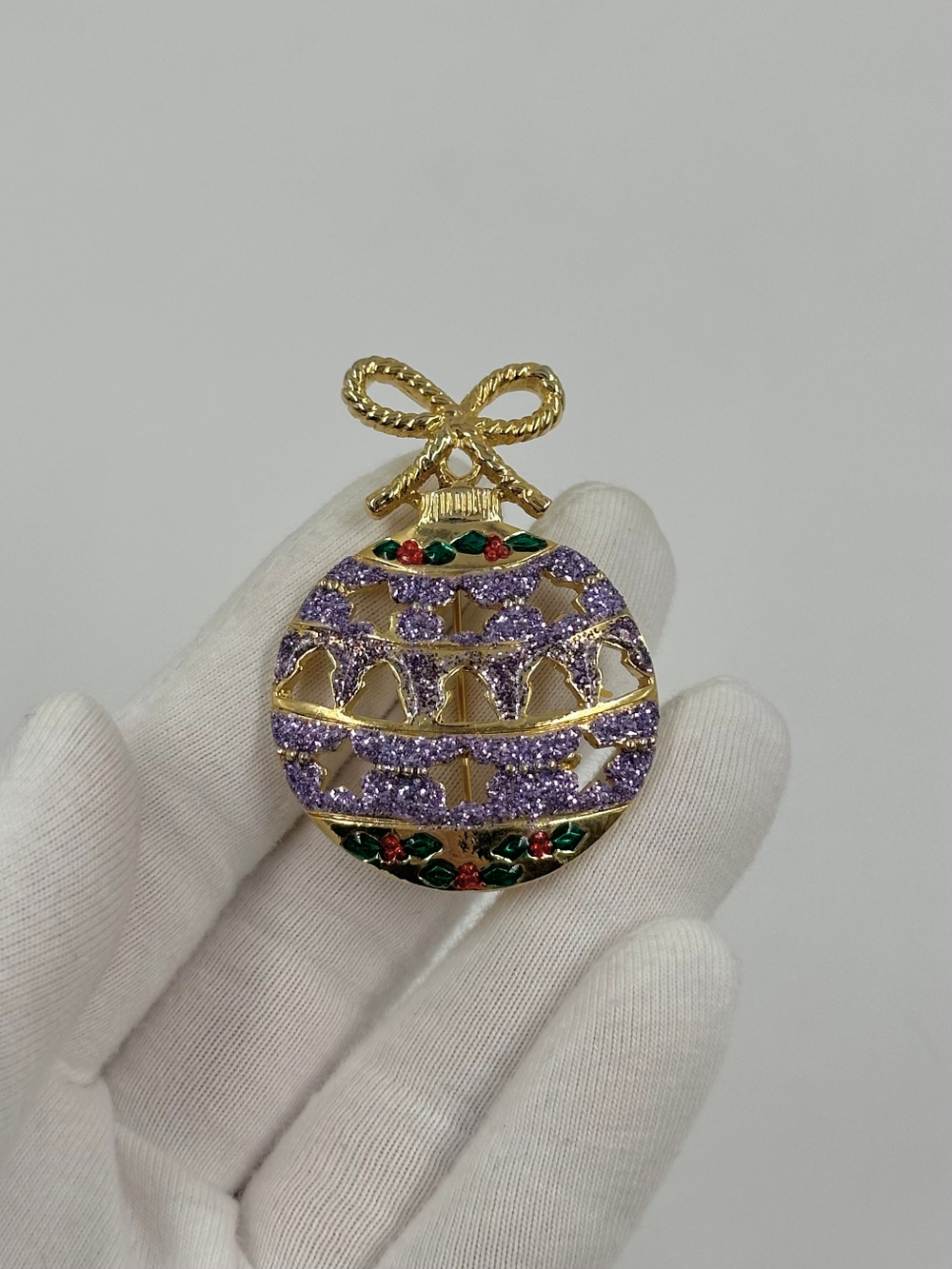 Брошь в виде Ёлочного шара