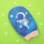 Мочалка-варежка для тела детская «MIR KRASOK», космонавт Джоник, цвет как на фото, 23*15см, (ZIP пакет)